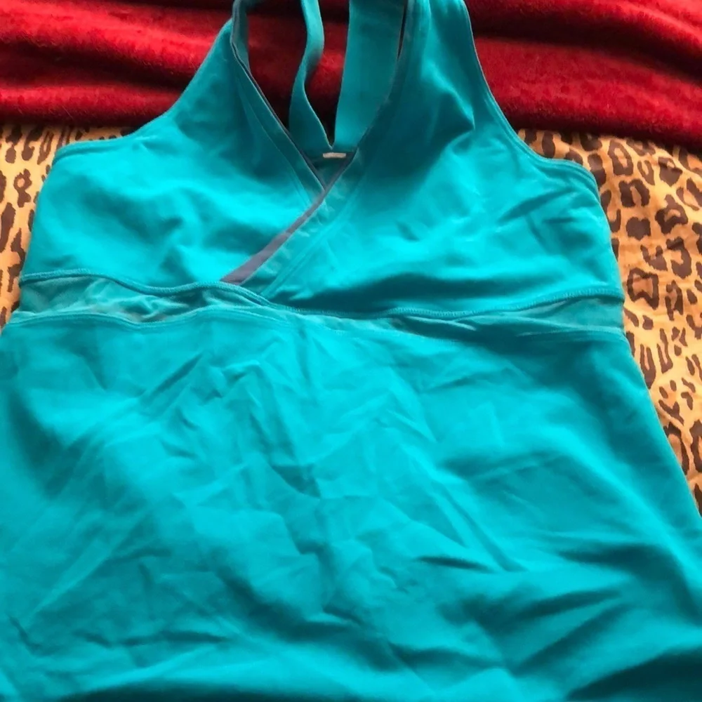 Lululemon Athletica large V-neck tank top turquoise built in bra mesh detail